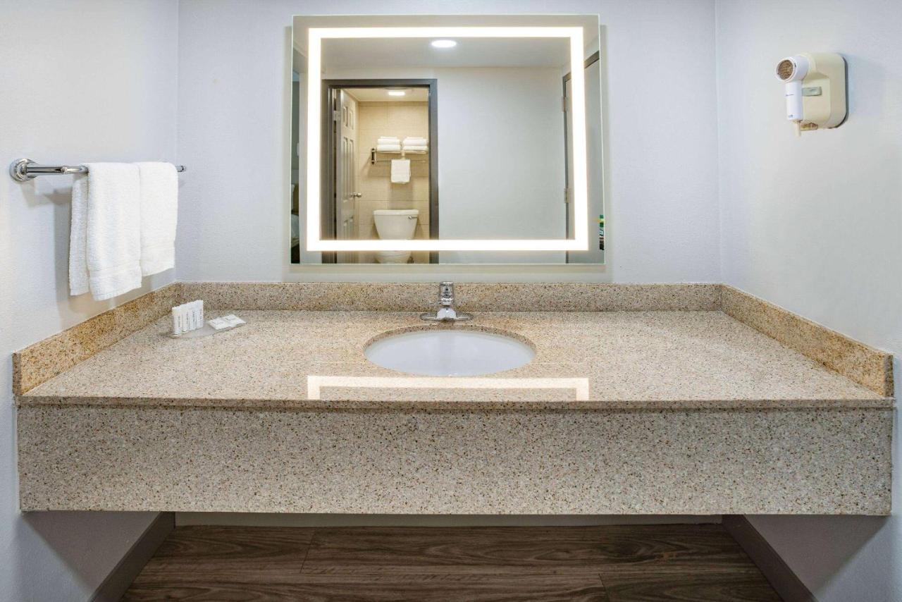 Hotel Wingate By Wyndham Fishkill Extérieur photo